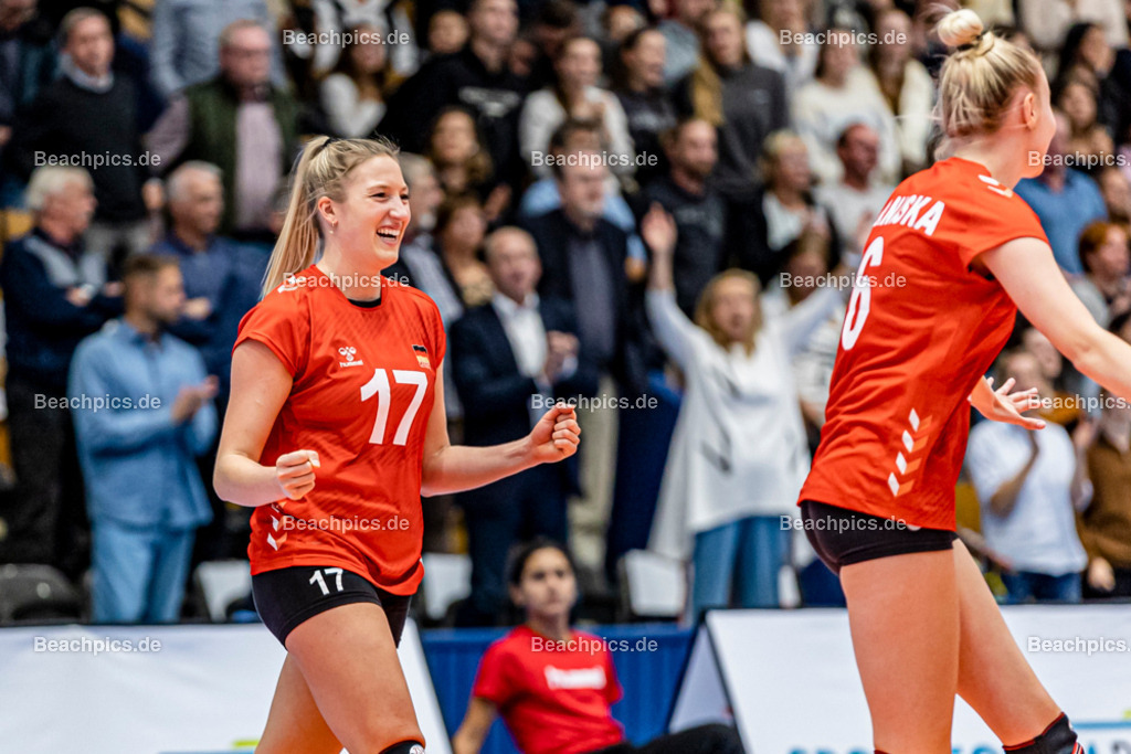 2022-00063380-Testspiel-Deutschland-Brasilien | Jubel Laura EMONTS #17 (Annahme-Außen) GER, 17.09.2022; Berlin Foto: Gerold Rebsch - www.beachpics.de
