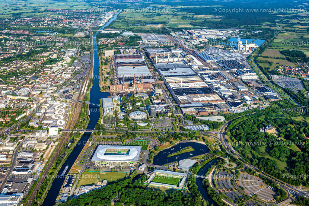 Wolfsburg_VW_Werk_Volkswagen_ELS_3622050623 | WOLFSBURG 05.06.2023 Blick auf das VW - Werksgelände Forschung & Entwicklung der Volkswagen AG an der VW-Straße an der VW-Mittelstraße in Wolfsburg im Bundesland Niedersachsen. Weiterführende Informationen bei: VOLKSWAGEN AG. // View of the VW - factory premises research & development of Volkswagen AG on street VW-Mittelstrasse in Wolfsburg in the state of Lower Saxony. Further information at: VOLKSWAGEN AG. Foto: Martin Elsen