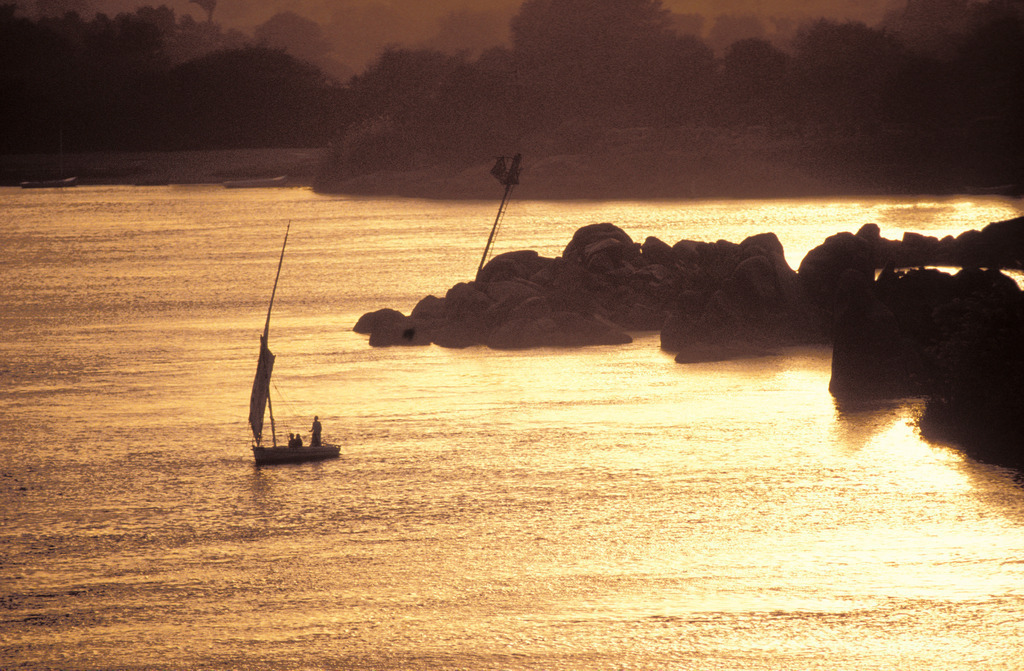 00212 R Nil | Egypten, Nil von der Terrasse des  Old Cataract Hotel gesehen.Feluka im Sonnenuntergang vor den Felsen der Archäologeninsel Elephantine
Scan vom DIa 24x36mm