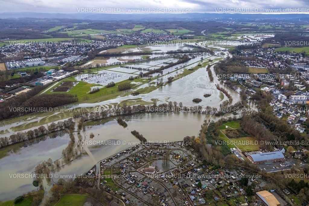 Schwerte231201420-topaz | Luftbild, Ruhrhochwasser, Weihnachtshochwasser 2023, Fluss Ruhr tritt nach starken Regenfällen über die Ufer, Überschwemmungsgebiet an der Wassergewinnungsanlage Ergste, Wiesen und Bäume im Wasser, Kleingartenverein KGV Amsel, Schwerte, Ruhrgebiet, Nordrhein-Westfalen, Deutschland