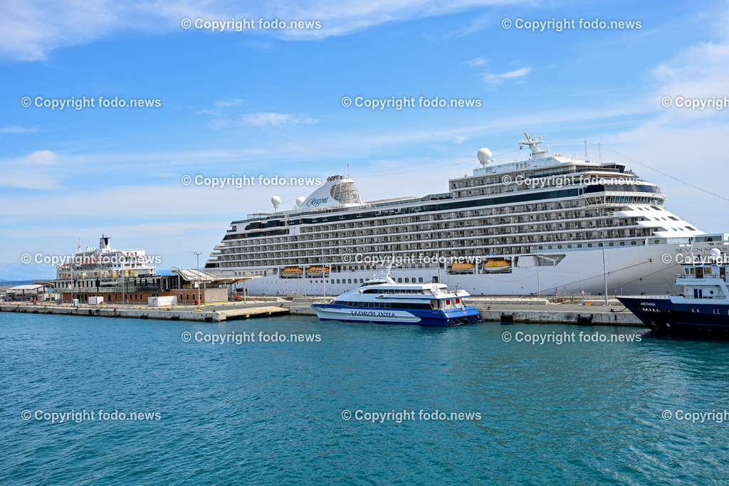 Kroatien_ Split_ 13.07.2025-35 | 13.07.2025, Kroatien, HRV, Split, Hafen, im Bild Trajekti, Jadrolinija, Faehre, Faehrhafen, Ferry Port, Schiff, Meer, Hafen, Tourismus, Kreuzfahrtschiff, Regent