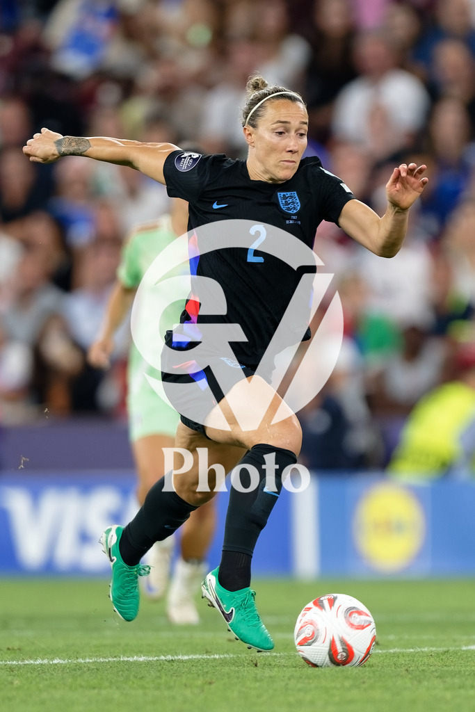 England v Italy - UEFA Women's EURO 2025 Semi-Final | GENEVA, SWITZERLAND - JULY 22:  Lucy Bronze of England runs with the ball during the UEFA Women's EURO 2025 Semi-Final match between England and Italy at Stade de Geneve on July 22, 2025 in Geneva, Switzerland. (Photo by Giuseppe Velletri/Sports Press Photo/Getty Images)
