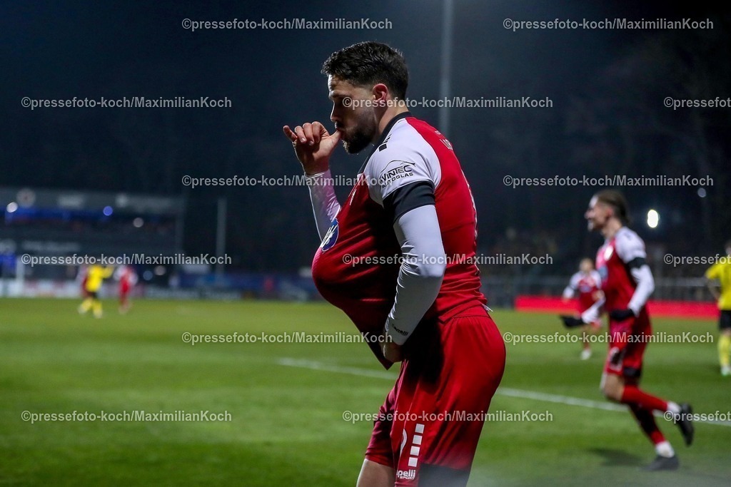 FCVK14022501069 | 14.02.2025, Fußball, FC Viktoria Köln – Alemannia Aachen, 3.Liga, Sportpark Höhenberg, Saison 2024 2025: Torjubel nach dem 2:1 durch Torschütze Lex-Tyger Lobinger (Viktoria Köln #9)- Mit Ball unter dem Trickot und Finger im Mund - Babybauch-Jubel am Valentinstag?DFB regulations prohibit any use of photographs as image sequences and or quasi-video.