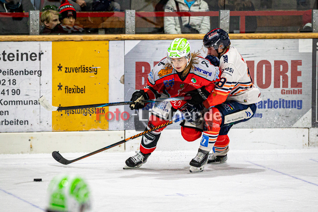 TSV Peißenberg MINERS vs ESC Kempten SHARKS | Eishockey Bayernliga Herren Vorrunde 2024/2025, TSV Peißenberg MINERS vs ESC Kempten SHARKS, 20241018,Zweikampf zwischen David HRAZDIRA (MINERS 88) und Maximilian MILLER (SHARKS 19),2024-10-18 in Peißenberg (Eisstadion)David HRAZDIRA (MINERS 88), Maximilian MILLER (SHARKS 19)Copyright: WolfgangxLindner foto-lindner.de