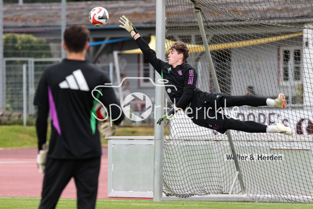 SSV Dillingen - FC Bayern Amateure | Amateure Torhueter Max SCHMITT (FCB #1) beim warmmachen