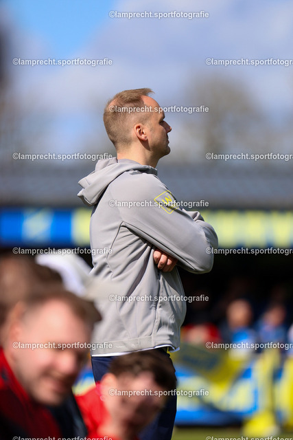 Fußball I Herren I Saison 2025-2026 I SHFV-Lotto-Pokal I Halbfinale I SV Todesfelde - VfB Lübeck 035 | Björn Sörensen (Trainer, SV Todesfelde) - Realisiert mit Pictrs.com