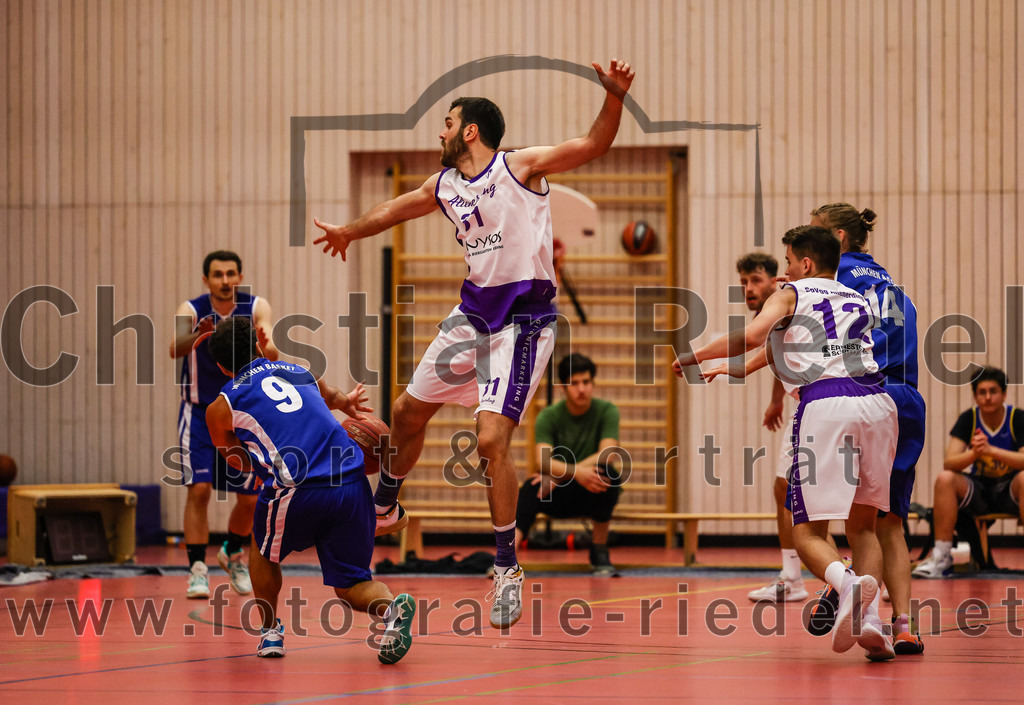 2022-05-29_056_SpVgg_Altenerding_gegen_Muenchen_Basket_2 | Erding, Deutschland, 29.05.2022:
Basketball, Bezirksliga 2021 / 2022, Herren Turnier der 2. der Aufstiegsrunden, SpVgg Altenerding gegen München Basket 2, Endergebnis: 

Helmut Schmidt (München Basket, #9), Sasa Sukovic (SpVgg Altenerding, #31), Sebastian Weber (SpVgg Altenerding, #12), Adrian Grieble (München Basket, #14)

Foto: Christian Riedel / fotografie-riedel.net
