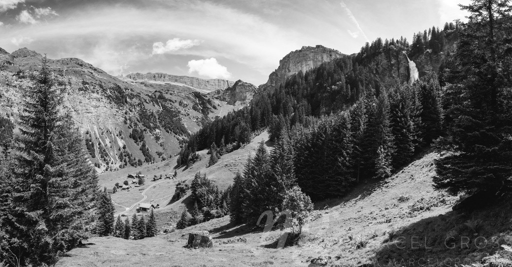panoramic view of Schächental with Klausenpass and Waterfall Stäuber | Die ideale Geschenkidee für Naturliebhaber. Naturbilder von Marcel Gross Photography für ihr Zuhause in den verschiedensten Formaten und Materialien. - Realisiert mit Pictrs.com