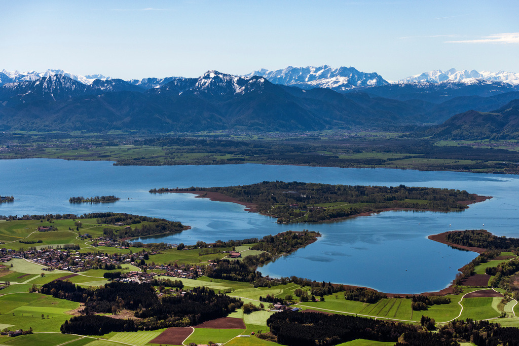dr__0062146.jpg | BREITBRUNN AM CHIEMSEE 09.05.2021 Uferbereiche am Seegebiet des Chiemsee mit Blick auf die Herreninsel in Breitbrunn am Chiemsee im Bundesland Bayern, Deutschland. // Riparian areas on the lake area of Chiemsee with Blick auf die Herreninsel in Breitbrunn am Chiemsee in the state Bavaria, Germany. Foto: Daniel Reiter