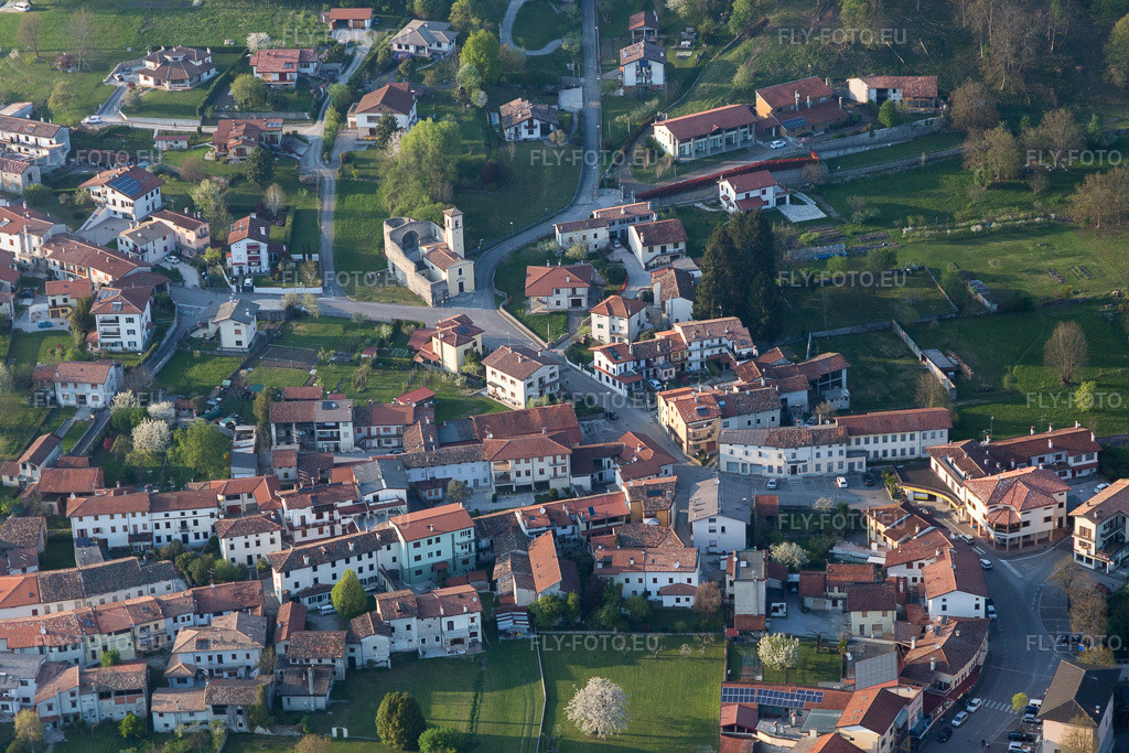 Vue aérienne: Vue de la ville à Travesio dans le département Pordenone, Italie. Photo: IMG_098917.jpg prise le 08/04/2017 par Werner Riehm/FLY-FOTO.eu – Résolution de l'original: 5472 x 3648 px