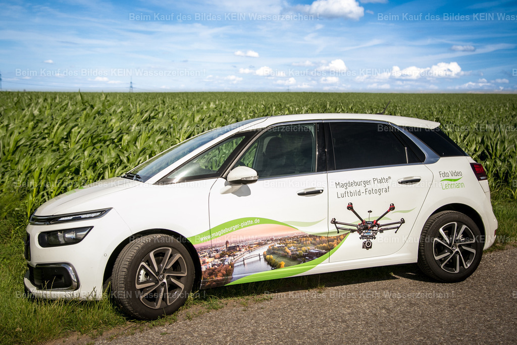 C4 Picasso-1833 | Unterwegs in Magdeburg--- Dieses Foto zeigt mein aktuelles Fahrzeug – einen weißen Citroën mit dem Schriftzug „Magdeburger Platte“ und einer meiner coolsten Drohnen. Damit bin ich fast täglich in Magdeburg und Sachsen-Anhalt unterwegs. Mal liefere ich einem Kunden seine neuen Luftbildkalender, mal fahre ich zum Flugplatz für den nächsten Luftbildauftrag oder besuche einen Geschäftspartner. Und manchmal hat die Fotografie einfach Pause – dann hole ich ganz normal mein Enkelkind von der Kita ab. Danke Lorelai, unser Engel, schön dass es dich gibt - Realisiert mit Pictrs.com