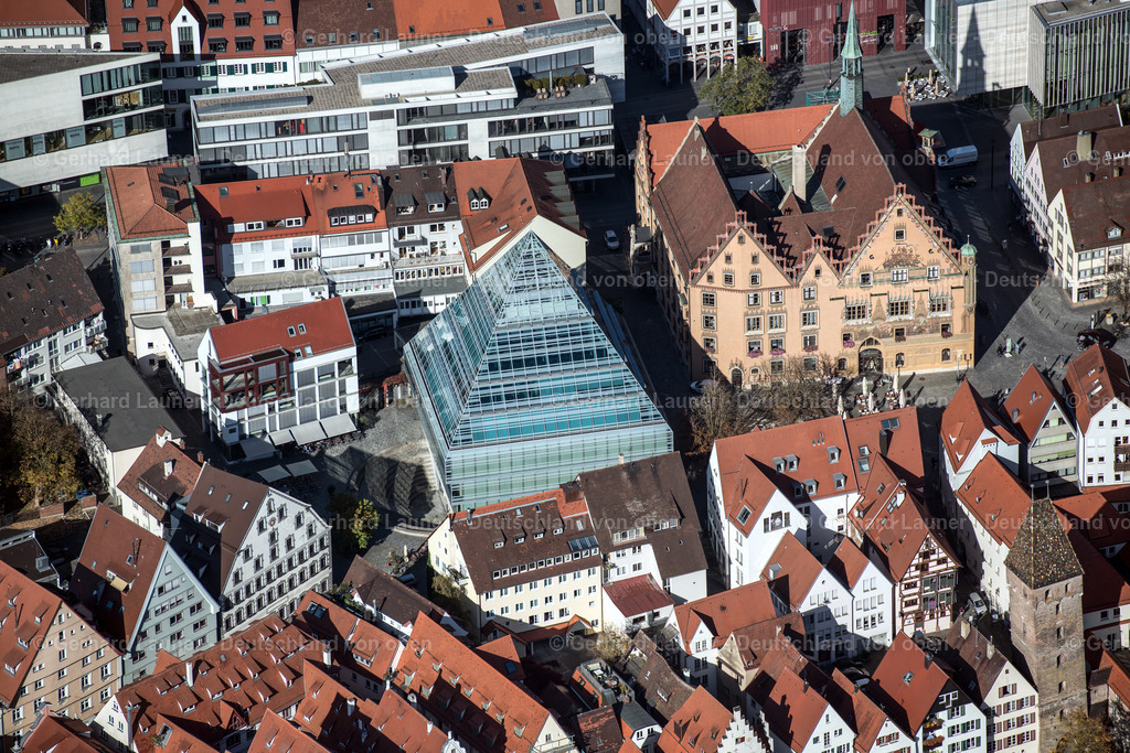 3705033 | ULM 16.10.2017 Bibliotheks- Gebäude der Stadtbibliothek in Ulm und Rathaus im Bundesland Baden-Württemberg, Deutschland. // Library Building of Stadtbibliothek in Ulm in the state Baden-Wuerttemberg, Germany. Foto: Gerhard Launer