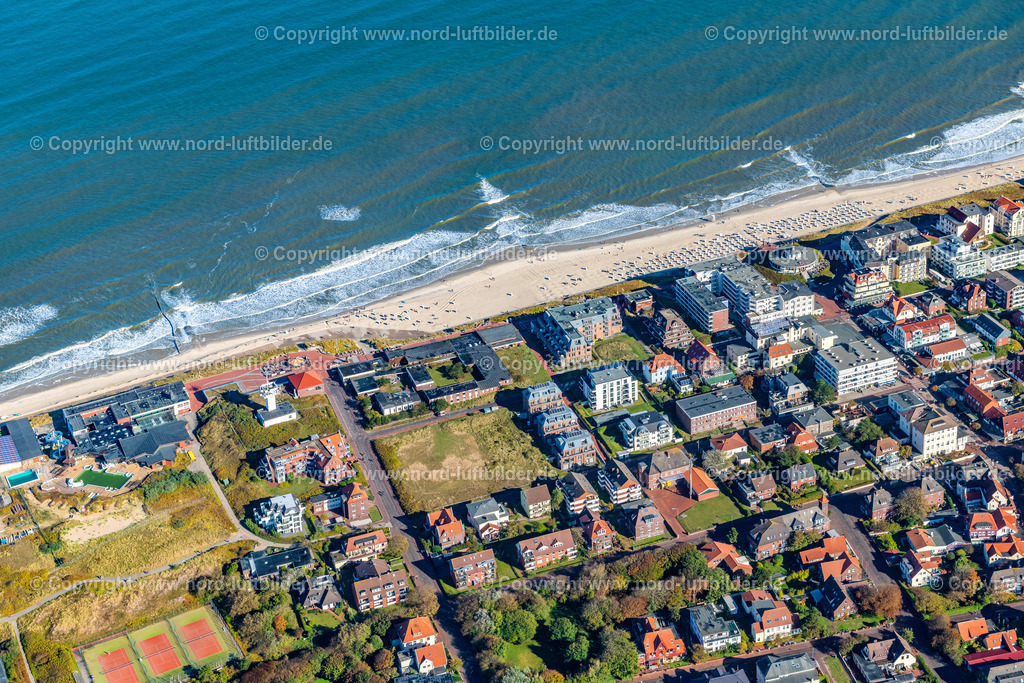 Wangerooge_Ortsansicht_ELS_6146091022 | WANGEROOGE 09.10.2022 Ortsteilansicht des westlichen Hauptstrandes entlang der Strandpromenade von Wangerooge auf der gleichnamigen Insel im Wattenmeer in der Nordsee im Bundesland Niedersachsen. Wangerooge ist die östlichste der bewohnten Ostfriesischen Inseln und verfügt über einen Sandstrand und ist Nordseeheilbad. Auf dem Strand befinden sich Strandkörbe und Urlauber. // View of the main beach along the seafront of the village of Wangerooge on the island of the same name in the Wadden Sea of the North Sea in the state of Lower Saxony. Wangerooge is the Eastern-most inhabited of the East Frisian Islands. It has a sand beach and is a spa resort. Foto: Martin Elsen