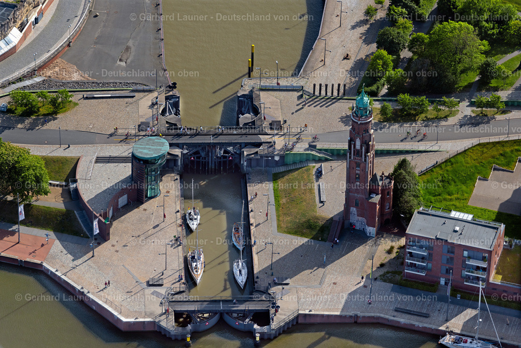 4030286 | BREMERHAVEN 01.06.2020 Schleusenanlagen am Ufer der Wasserstraße Weser im Ortsteil Mitte-Süd in Bremerhaven im Bundesland Bremen, Deutschland. Weiterführende Informationen bei: Stadt Bremerhaven. // Locks - plants on the banks of the waterway of the Weser in the district Mitte-Sued in Bremerhaven in the state Bremen, Germany. Further information at: Stadt Bremerhaven. Foto: Gerhard Launer
