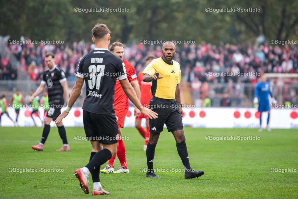 Schiedsrichter Jonah Besong | 11.10.2025, Fußball, Niederrheinpokal, Rot-Weiß Oberhausen - Rot-Weiss Essen: Schiedsrichter Jonah Besong ermahnt Jannik Hofmann (Rot-Weiss Essen #37) - Realisiert mit Pictrs.com