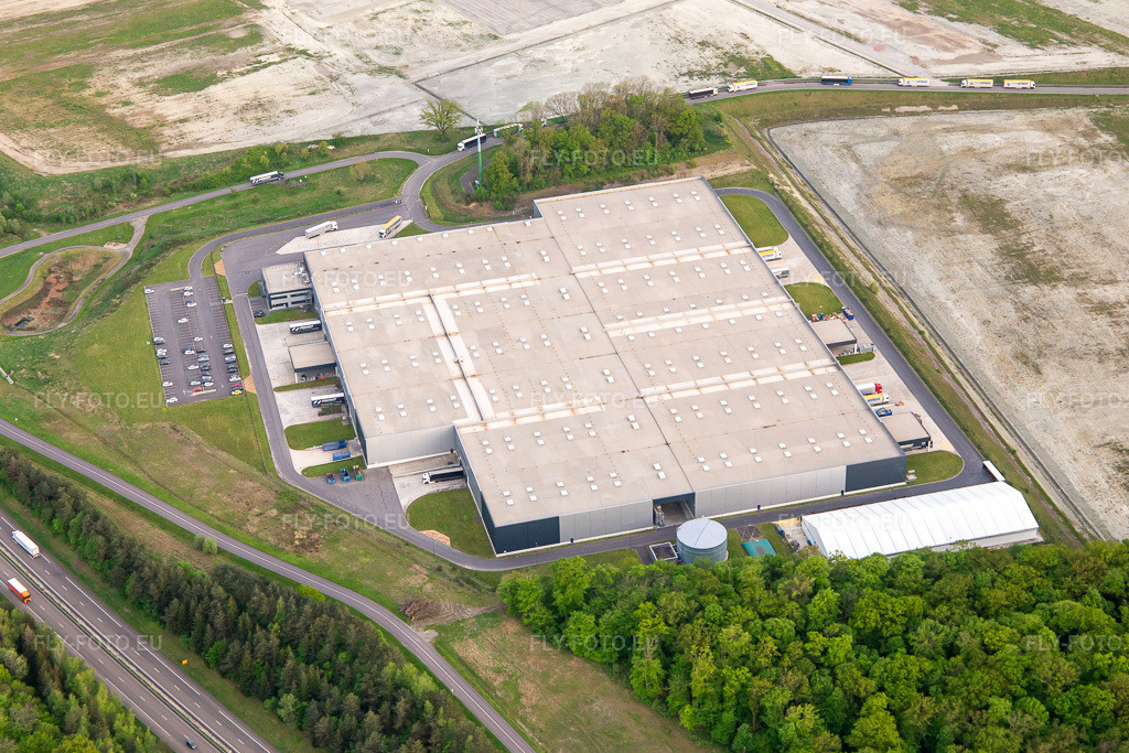 Vue aérienne: Logistique automobile Seifert à Hambach dans le département Moselle, France. Photo: IMG_140505.jpg prise le 30/04/2024 par Werner Riehm/FLY-FOTO.eu – Résolution de l'original: 5272 x 3515 px