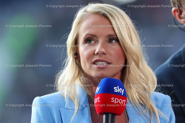 sgevsrblei_1980 | 03.09.2022 xjfx  Fussball 1.Bundesliga Eintracht Frankfurt - RB Leibzig emspor,  v.l., SKY-Expertin Julia Simic (ehemalige Bayern-Spielerin)




(DFL/DFB REGULATIONS PROHIBIT ANY USE OF PHOTOGRAPHS as IMAGE SEQUENCES and/or QUASI-VIDEO) - Realisiert mit Pictrs.com