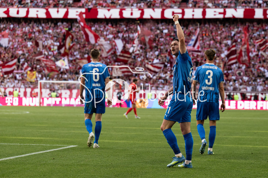 FC Bayern München - 1. FC Heidenheim | MUNICH, GERMANY - 02. MAI: Jubel der Gäste nach dem Treffer zum 0-1 durch Budu ZIVZIVADZE (1. FC Heidenheim 11) während dem Bundesligamatch zwischen dem FC Bayern München und dem 1. FC Heidenheim am 32. Spieltag in der Allianz Arena / DFL REGULATIONS PROHIBIT ANY USE OF PHOTOGRAPHS AS IMAGE SEQUENCES AND/OR QUASI-VIDEO