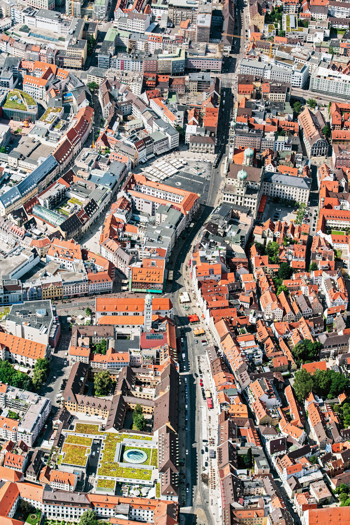 dr__0024529.jpg | AUGSBURG 17.06.2019 Stadtzentrum im Innenstadtbereich der Maximilianstraße in Augsburg im Bundesland Bayern. // The city center in the downtown area in Augsburg in the state Bavaria. Foto: Daniel Reiter