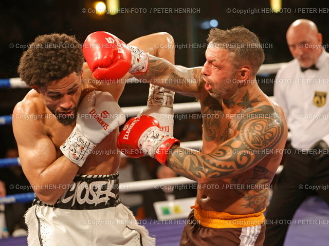 Internationale deutsche Meisterschaft (BDB) | 15.03.2025 Boxen Kampfabend Boxveranstaltung LIVE PROFIBOXEN 3B Promotions BDB Bund Deutscher Berufsboxer in der Böllenfalltorhalle Mittelgewicht internationale deutsche Meisterschaft zwischen (links) Oluwole Jan Ciosek (Darmstadt / Deutschland) dritter Profiwettkampf und Sascha Apel (Frankfurt / Deutschland) (Foto: Peter Henrich) - Realisiert mit Pictrs.com