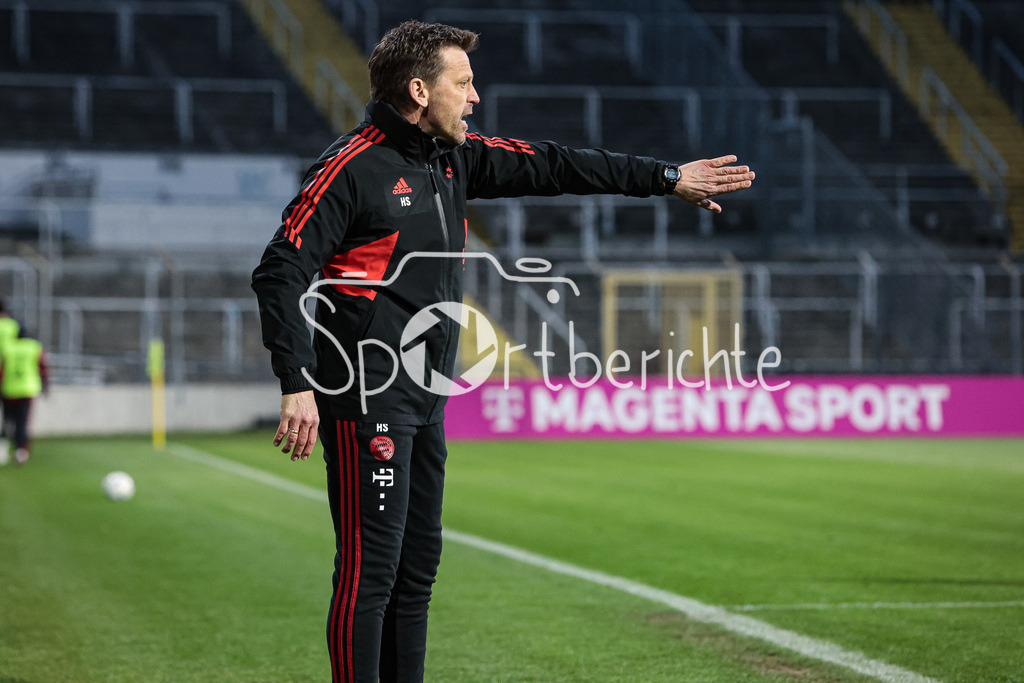 FC Bayern Amateure - FC Augsburg II | Bayern Trainer Holger SEITZ in Aktion / Freisteller / Einzelfoto