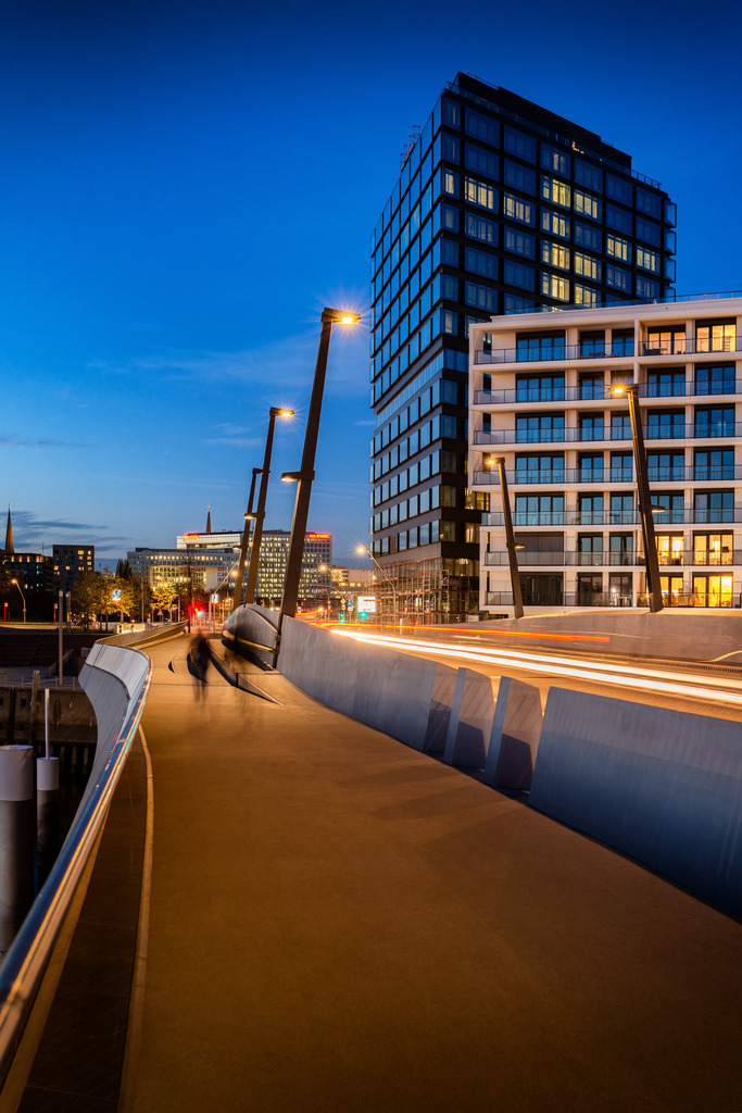 10241209 - Baakenhafenbrücke | Blaue Stunde an der Baakenhafenbrücke in der Hafencity.