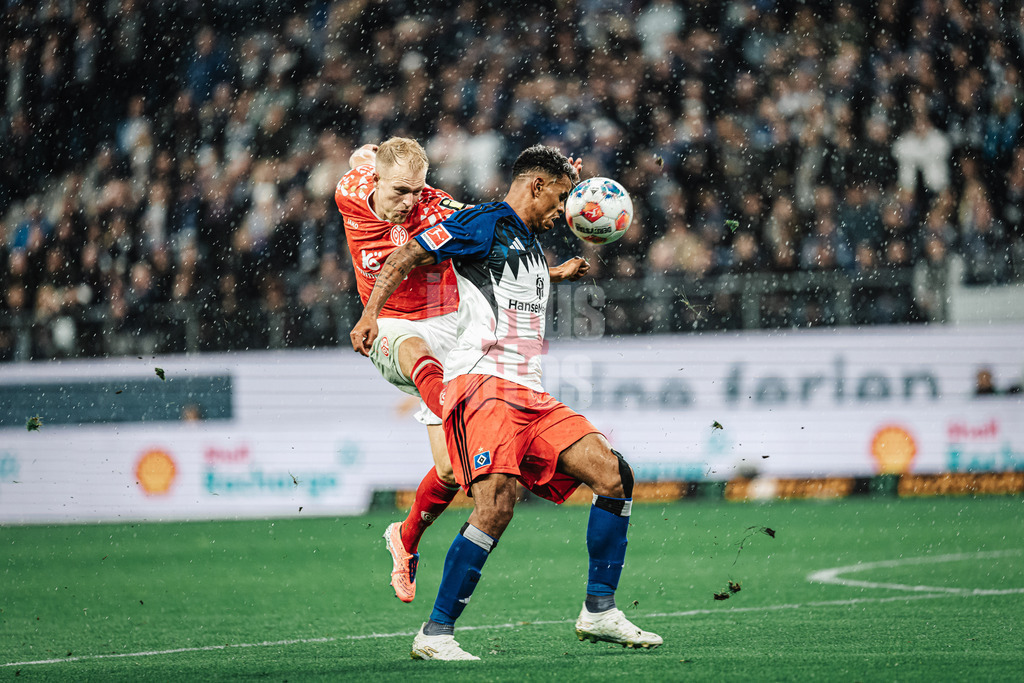 Fußball | Männer | Saison 2025/2026 | 1. Fußball-Bundesliga | 6. Spieltag | Hamburger SV vs. 1. FSV Mainz 05 | 05.10.2025 | Ransford-Yeboah Königsdörffer (#11, HSV) rechts kriegt von Andreas Hanche-Olsen (#25, 1. FSV Mainz 05) den Ball ins Gesicht geschossen