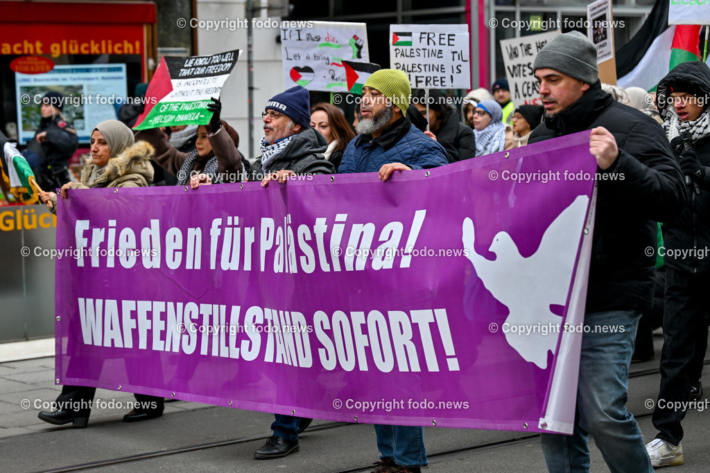 Demonstration Paleastina in Linz_ Pro Gaza_ 14.01.2024-32 | 14.01.2024, Linz, AUT, Demonstration, im Bild Palästina, Palaestina, Gaza, Demoteilnehmer, Teilnehmer, Kundgebung, Plakate, Fahnen, Polizei, Beamte, Polizeifahrzeuge, Einsatzkraefte, Israel, Krieg, Hamas, Geisel, Freiheit, Frieden