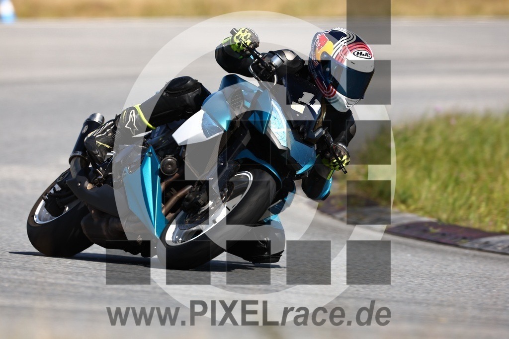 0011-20240806_04216 | Schöne Erinnerungen an spannende Momente - das festzuhalten ist unser Job. PIXELrace.de ist seit 2003 auf den Rennstrecken Europas unterwegs um die Action draußen beim Fahren und die wunderbare Stimmung imm Fahrerlager für euch einzufangen.