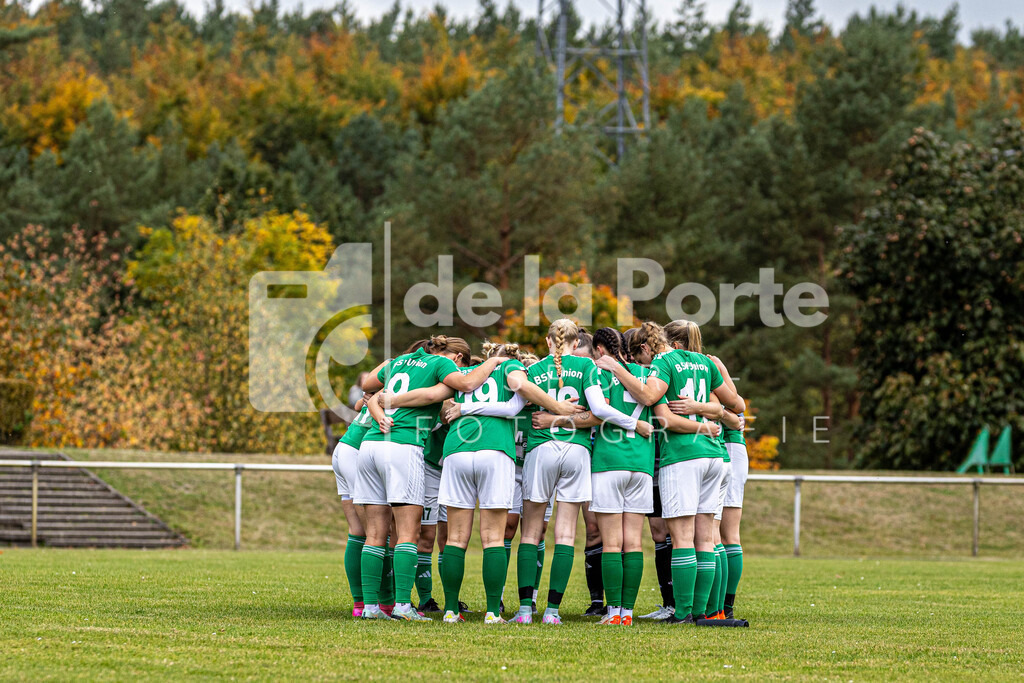 Union Bevensen Frauen - Teamkreis vs SG Dannenberg 111025 dlP | immodelaporte-sportfotos - Realisiert mit Pictrs.com