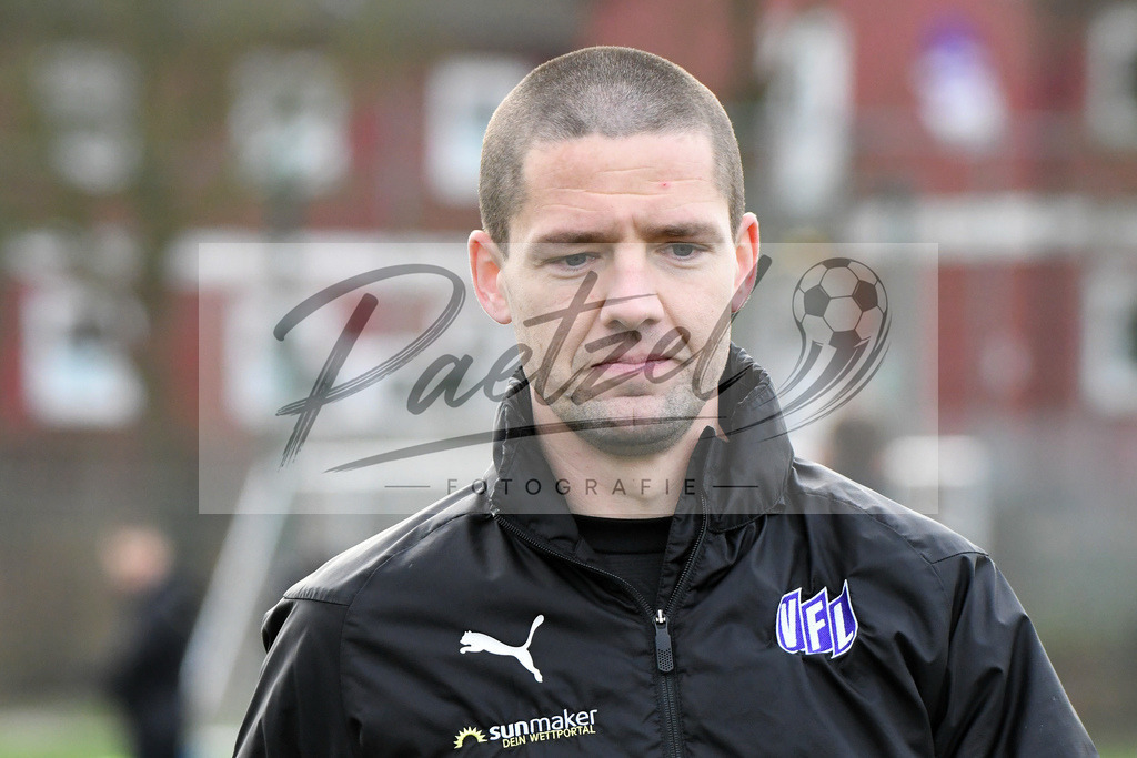 20200131_TRAOSN_0124 | Fußball, Herren: Adam Susac (VfL Osnabrueck) schaut waehrend der Trainingseinheit des VfL Osnabrueck im Sportpark Illoshoehe am 31.01.2020 in Osnabrueck, Deutschland. - Realisiert mit Pictrs.com