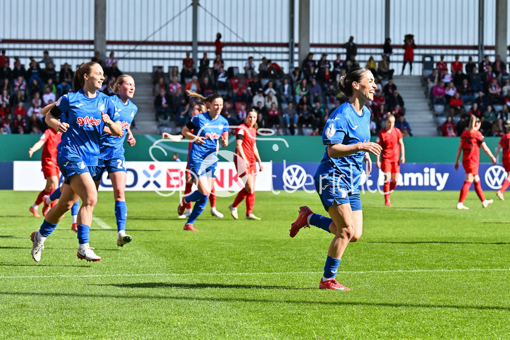 FC Bayern München - TSG 1899 Hoffenheim | Jubel der Hoffenheimerinnen nach dem Treffer zum 0-1 durch Ereleta MEMETI (TSG Hoffenheim Frauen 7) / Tor / Torschuetze / Freude / Happy / Frauen DFB Pokal: FC Bayern Muenchen - TSG 1899 Hoffenheim, FC Bayern Campus am 22.03.2025
