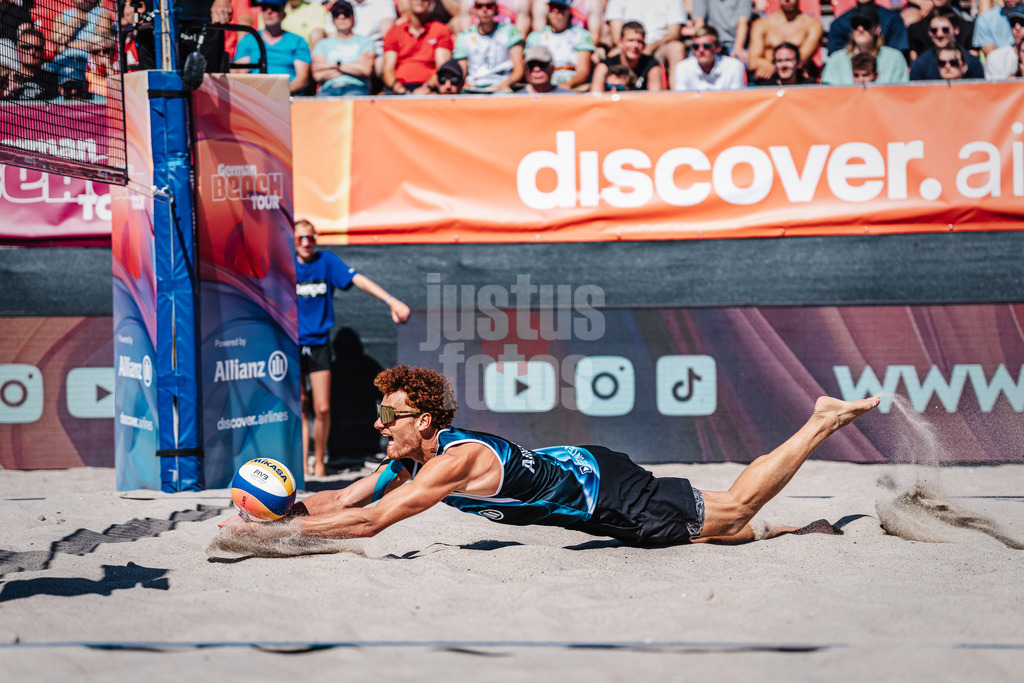 Beachvolleyball | Männer | Allianz German Beach Tour 2024 | Tourstop Kühlungsborn | 11.08.2024 | Max Just springt zum Ball