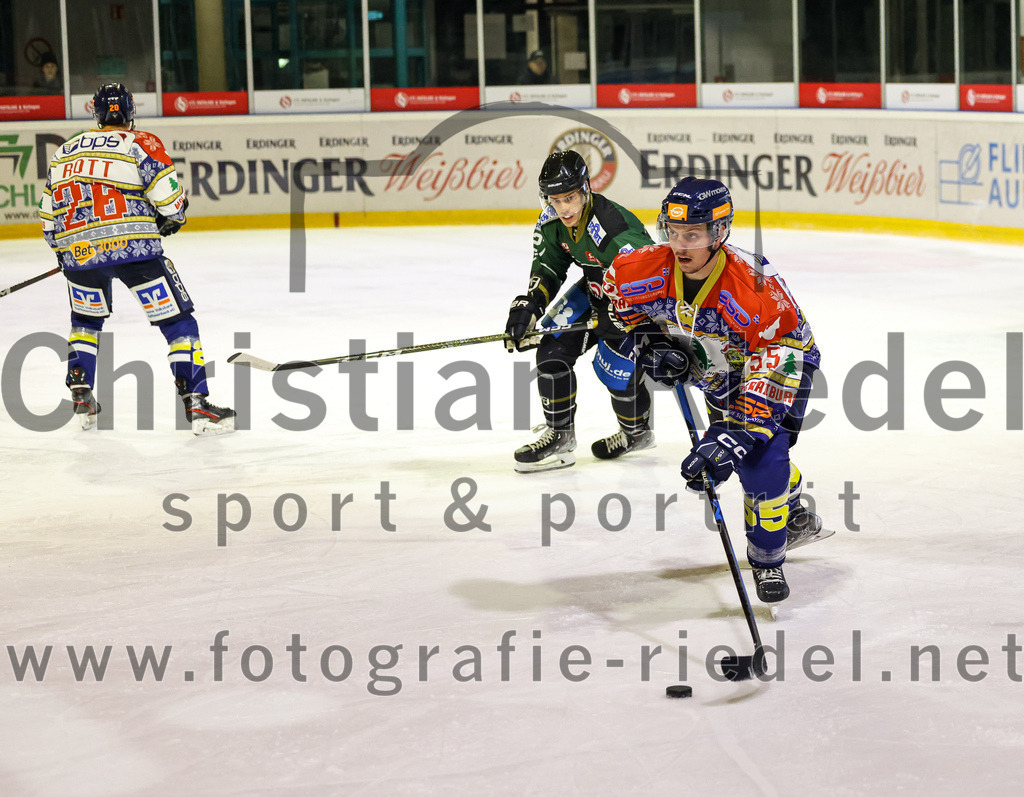 2022-12-09_117_TSV_Erding_gegen_EHC_Waldkraiburg | Erding, Deutschland, 09.12.2022:
Eishockey, Bayernliga 2022 / 2023, 19. Spieltag, TSV Erding gegen EHC Waldkraiburg, Endergebnis: 9:2

Mark Waldhausen (Erding Gladiators, #27), Rene Mertz (EHC Waldkraiburg, #55)

Foto: Christian Riedel / fotografie-riedel.net