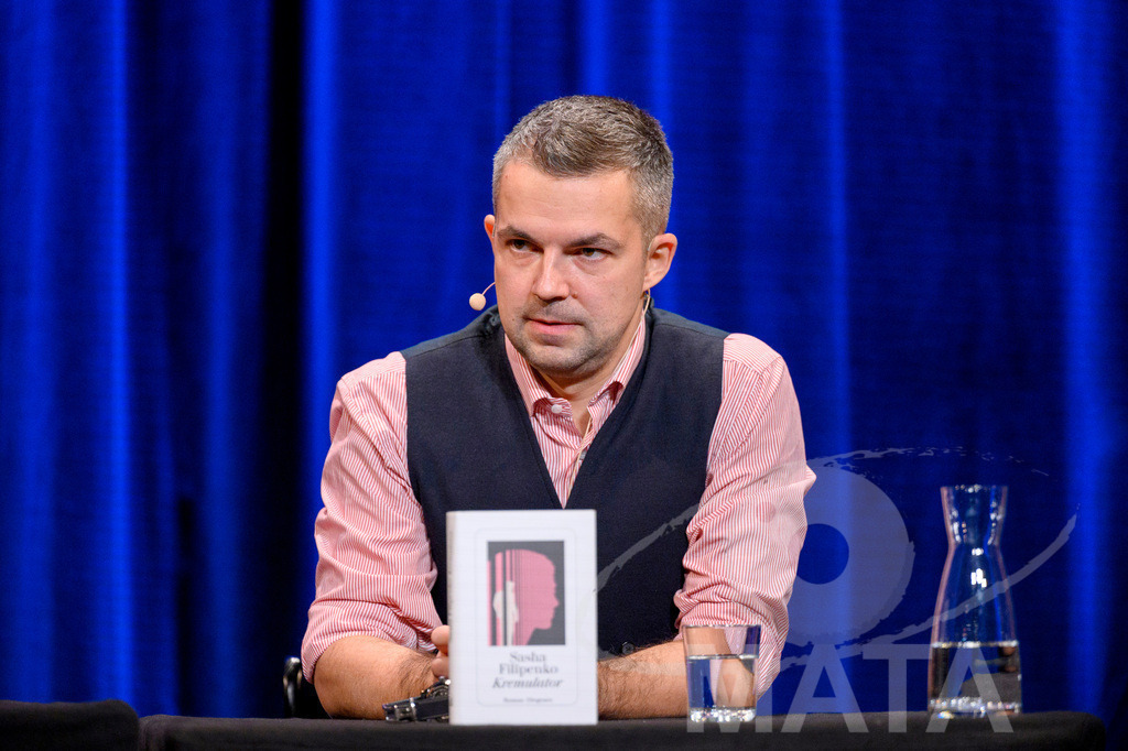 _DWA5811 | Sasha Filipenko bei der lit.Cologne 2023 Veranstaltung 'Kremulator: eine Geschichte aus Russland' im Comedia Theater. Köln, 09.03.2023 - Realisiert mit Pictrs.com