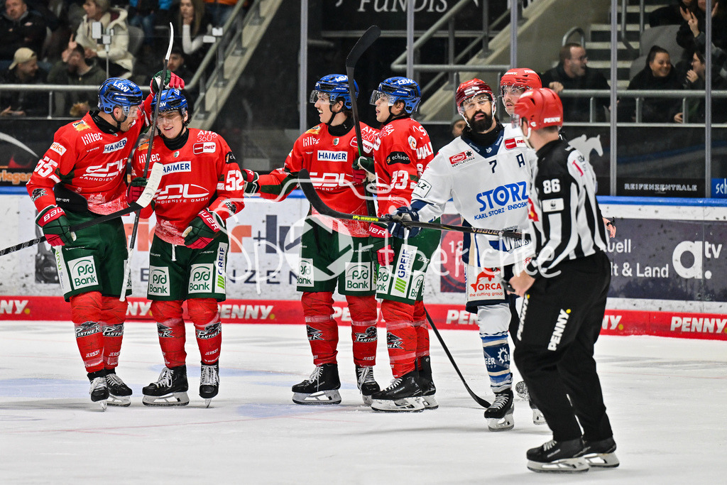 Augsburger Panther - Schwenninger Wild Wings | AUGSBURG, DEUTSCHLAND - 2. NOVEMBER: Jubel der Panther nach dem Treffer zum 1-1 durch Enrico HENRIQUEZ (Augsburger Panther 52), Tor / Torschuetze / Freude / Happy beim Ligaspiel zwischen den Augsburger Panthern und den Schwenninger Wild Wings am 17. Spieltag der Penny DEL im Curt Frenzel Stadion am 02.11.2025
