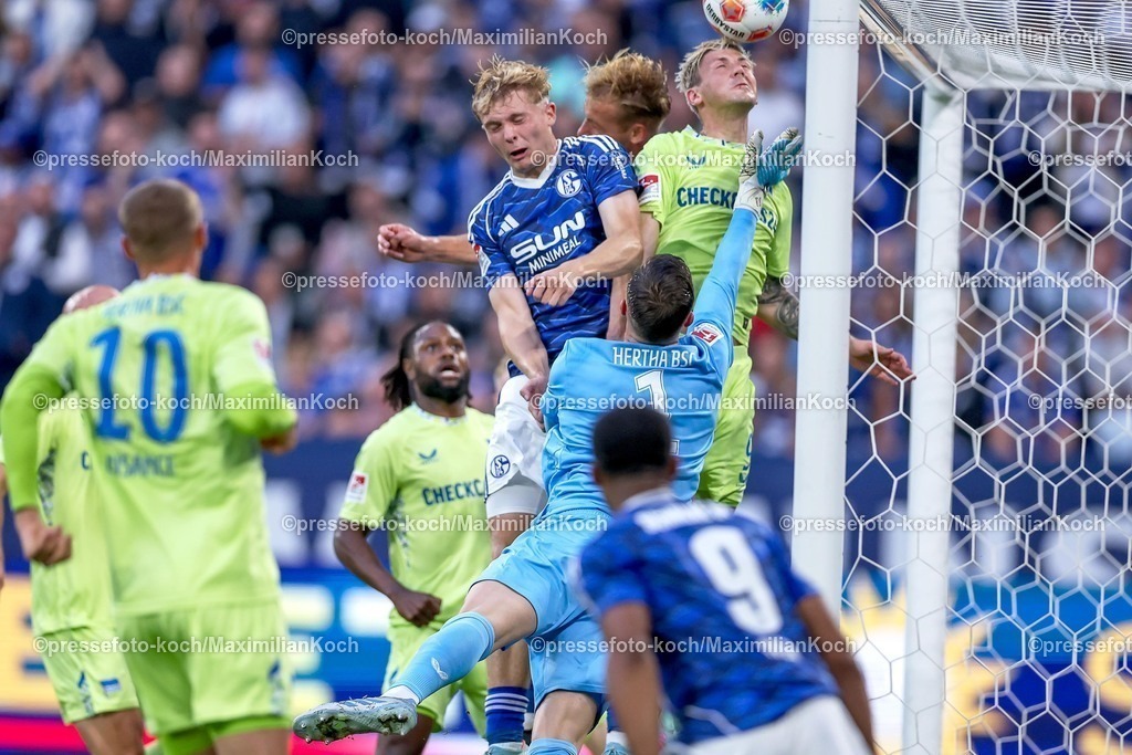 S0401082501030 | 01.08.2025, Fußball, FC Schalke 04 - Hertha BSC, 1.Spieltag, 2. Fußball Bundesliga, Veltins-Arena Gelsenkirchen, Saison 2025 2026: Torwart Tjark Ernst&nbsp;(Hertha BSC #01) rettet knapp im Strafraum DFB regulations prohibit any use of photographs as image sequences and or quasi-video.