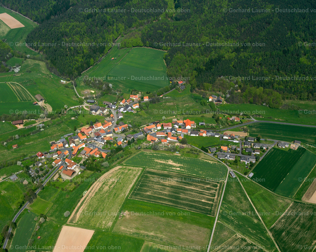 2615111 | BIEBEN 07.06.2006 Landwirtschaftliche Nutzflächen und Feldgrenzen  umsäumen das Siedlungsgebiet des Dorfes in Bieben im Bundesland Hessen, Deutschland // Agricultural land and field boundaries surround the settlement area of the village  in Bieben in the state Hesse, Germany Foto: Gerhard Launer