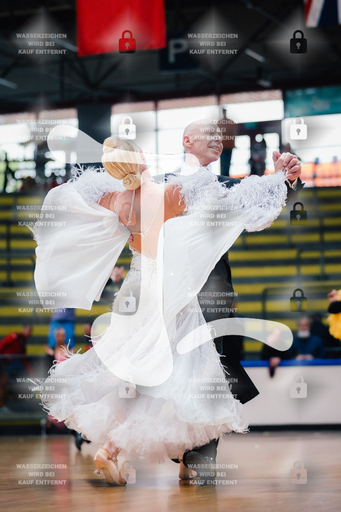 Hessen Tanzt WDSF Open Senior III Standard 4th (332) Thomas Schmidt _ Susanne Schmidt (Schwarz-Rot-Club Wetzlar)-2025-05-17-0488 | Webshop for digital downloads and prints of dance sport, event & show photographer Julian Link - Realisiert mit Pictrs.com