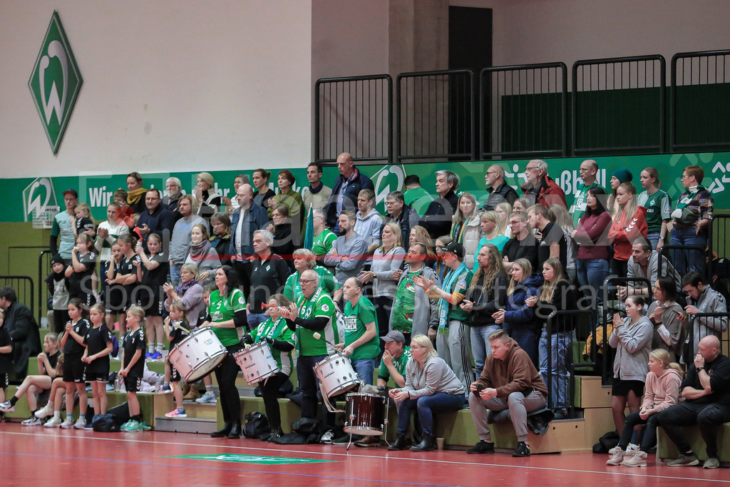 Handball, 2. Bundesliga Frauen, SV Werder Bremen - TuS Lintfort | v.li.: Zuschauer, Fans auf der Tribüne, Fanblock, Anhänger des SV Werder Bremen