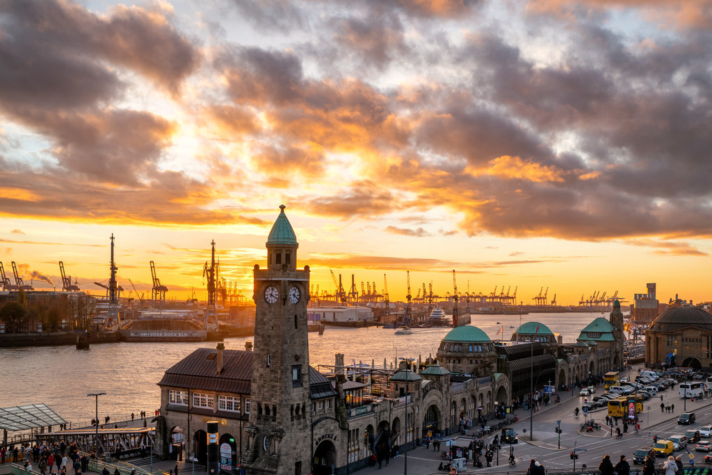 10221217 - Landungsbrücken und Hafen bei Sonnenuntergang | Traumhafter Blick auf die Landungsbrücken und den Hamburger Hafen.