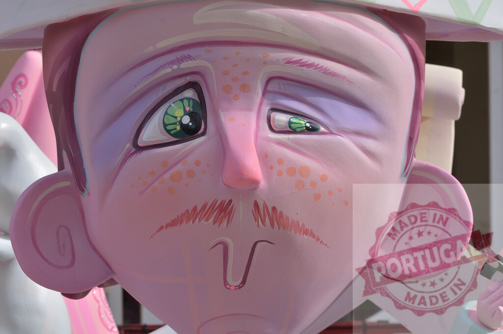 Colorful traditional falla festival sculpture face closeup. Fallas Fiestas Communidad Valenciana | Pink-faced traditional falla sculpture showing colorful details and artistic expression - Realisiert mit Pictrs.com