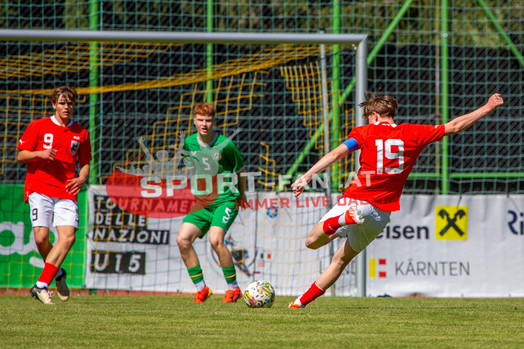 Fußball Halbfinale | Nico Berger (U15 Österreich #9) Sean Spaight (U15 Irland #5) Luca Weinhandl (U15 Österreich #19) Fußball Halbfinale, Irland U15 - Österreich U15 am 29.04.2024 in Arnoldstein (Sportplatz), Austria, (Photo by Ernst Krawagner sport-fan.at) - Realisiert mit Pictrs.com