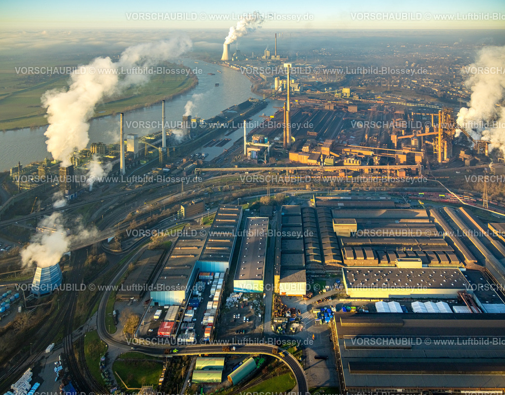 Duisburg241202946 | Luftbild, Thyssen Krupp Steel Europe AG am Fluss Rhein, Werkshafen Schwelgern, qualmende rauchende Schornsteine, hinten das STEAG Kraftwerk Walsum mit rauchendem Kühlturm, Marxloh, Duisburg, Ruhrgebiet, Nordrhein-Westfalen, Deutschland