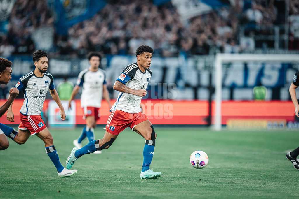 Fußball | Männer | Saison 2023/2024 | 2. Fußball-Bundesliga | 1. Spieltag | Hamburger SV vs. FC Schalke 04 | 28.07.2023 | Ransford Königsdörffer (#11, HSV) in Ballbesitz