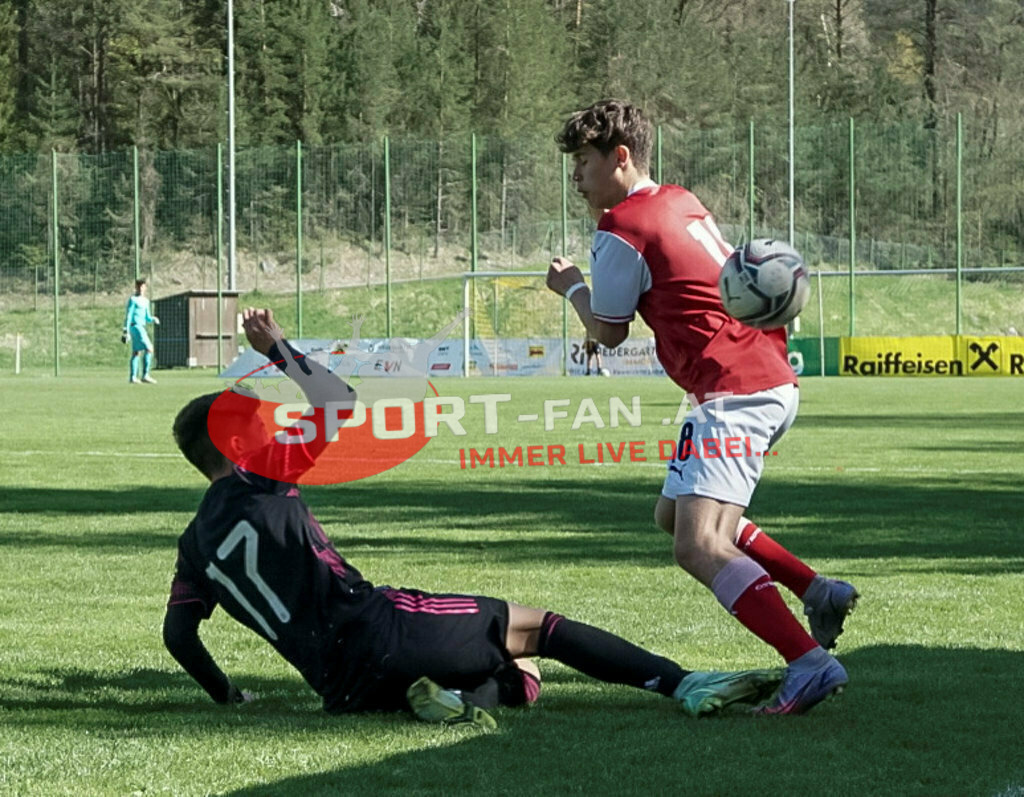AUSTRIA U15 - MEXICO U15 | Juan Velarde (Mexico #17) OLIVER SORG (Austria #18) ; AUSTRIA U15 - MEXICO U15 am 29.04.2022 in Arnoldstein
(Sportplatz), AUSTRIA, (Photo by Ernst Krawagner sport-fan.at) - Realisiert mit Pictrs.com