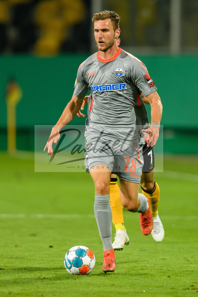 DREPAD20210806_174 | Fussball, Herren: Dennis Srbeny (SC Paderborn 07) in Aktion, am Ball, Einzelaktion beim Spiel der 1. Runde im DFB-Pokal zwischen SG Dynamo Dresden und SC Paderborn 07 im Rudolf-Harbig-Stadion am 06.08.2021 in Dresden, Deutschland.DFB / DFL REGULATIONS PROHIBIT ANY USE OF PHOTOGRAPHS AS IMAGE SEQUENCES AND/OR QUASI-VIDEO. - Realisiert mit Pictrs.com