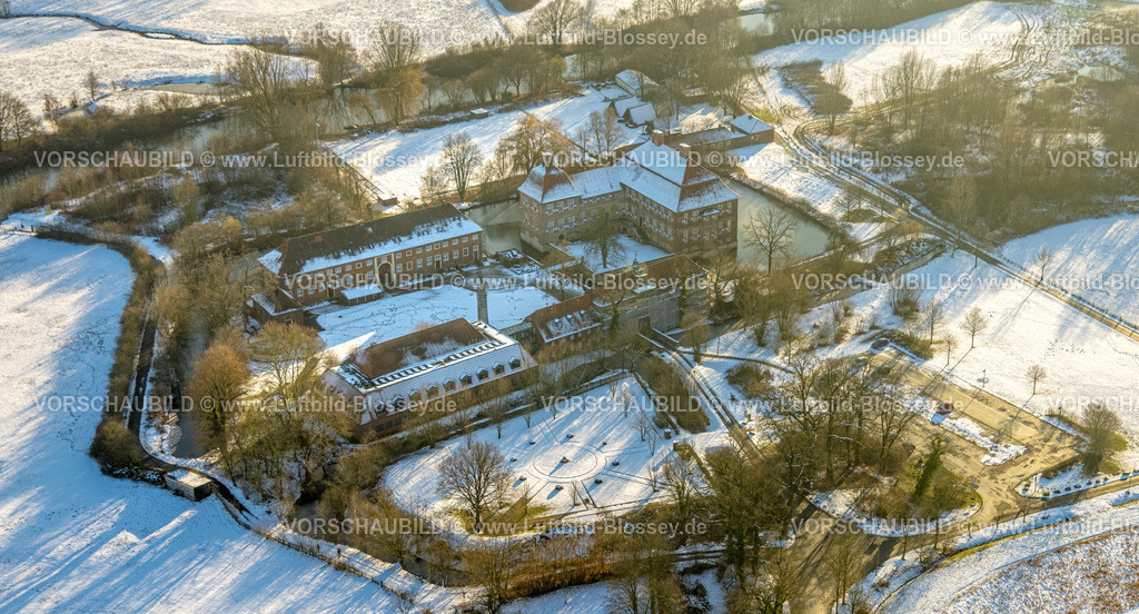 Hamm260105370-2 | Luftbild, Schloss Oberwerries Wasserschloss in den Lippeauen, Bildungsstätte und Begegnungsstätte in der Winterlandschaft, Baustelle und Fassadenverkleidung, Stadtbezirk Heessen, Hamm, Ruhrgebiet, Nordrhein-Westfalen, Deutschland