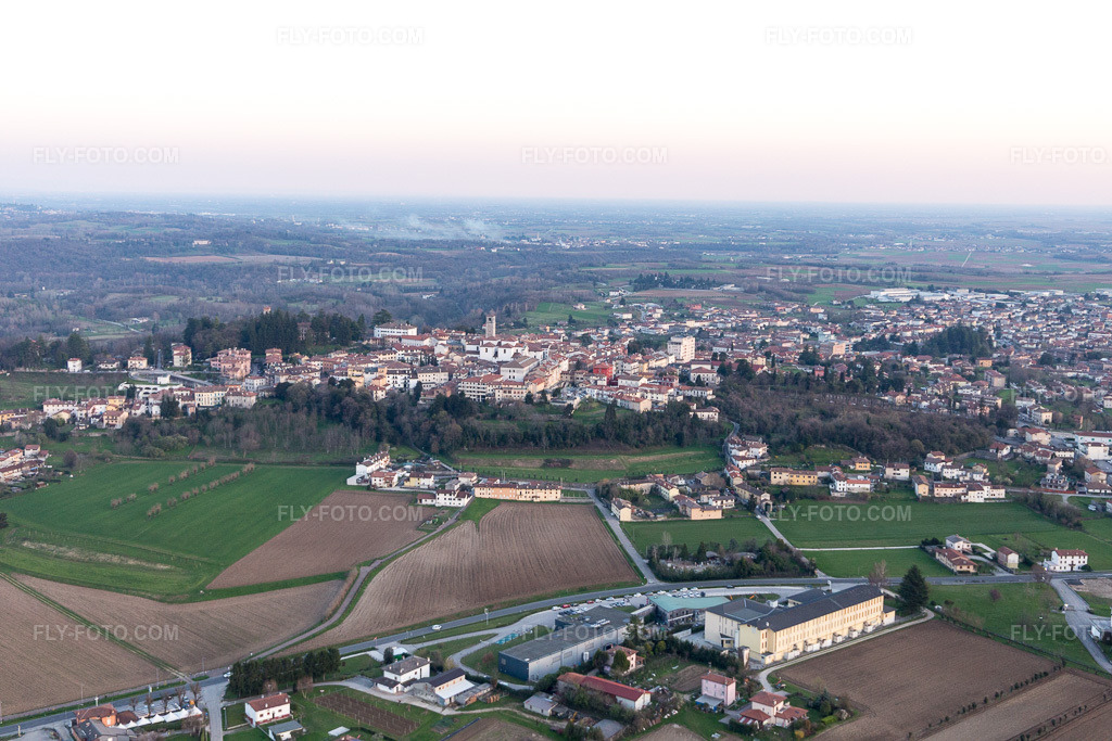Aerial view: View of the town in San Daniele del Friuli in the state Udine, Italy.Photo: IMG_105623.jpg taken on 04/07/2018 by Werner Riehm/FLY-FOTO.comResolution of the original: 5472 x 3648 px
