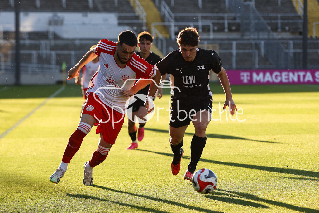 FC Bayern Amateure - FC Memmingen | Dion BERISHA (FCB #11) im Duell mit Lukas BETTRICH (FCM #2)